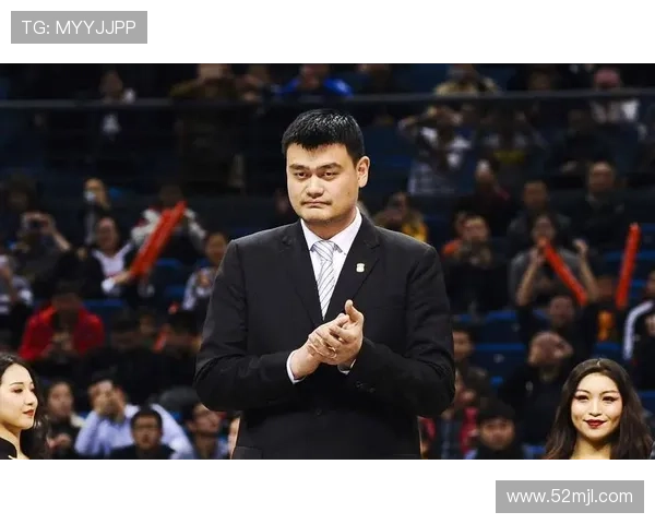 观众热议姚明的篮球成就与人格魅力引发广泛关注与讨论