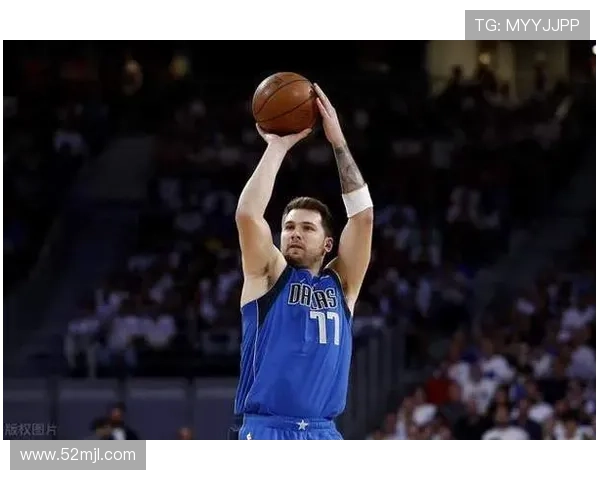 东契奇强硬对抗库里抛投命中并造成犯规精彩瞬间展现篮球巅峰对决